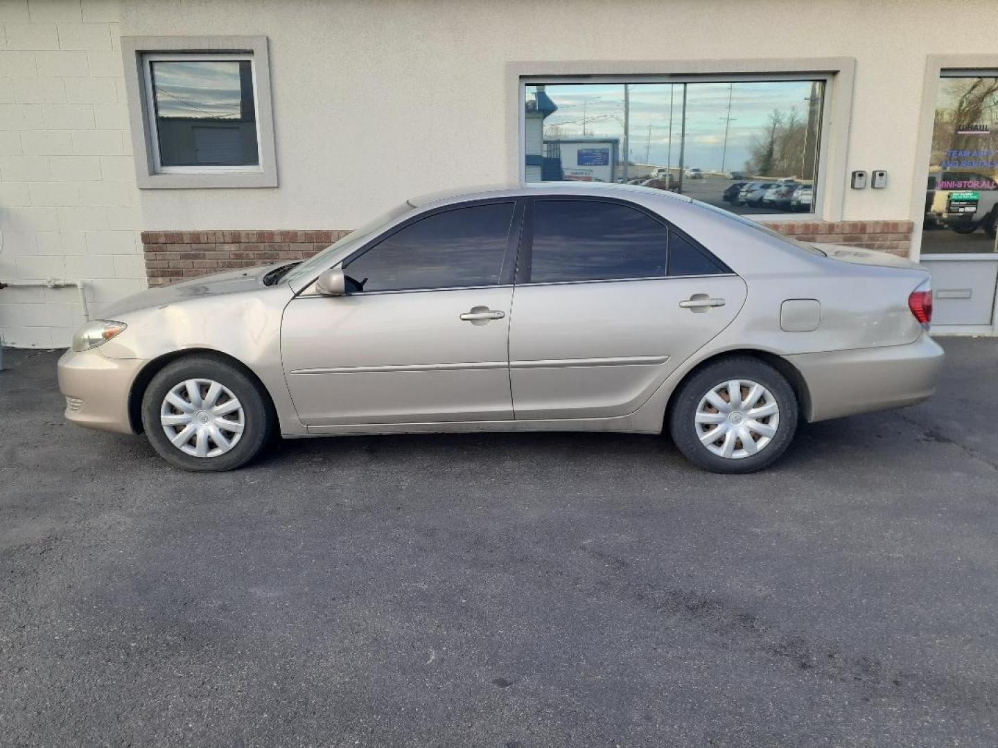 2005 Toyota Camry LE (4T1BE32K25U) with an 2.4L L4 DOHC 16V engine, located at 2015 Cambell Street, Rapid City, SD, 57701, (605) 342-8326, 44.066433, -103.191772 - CARFAX AVAILABLE - Photo#0